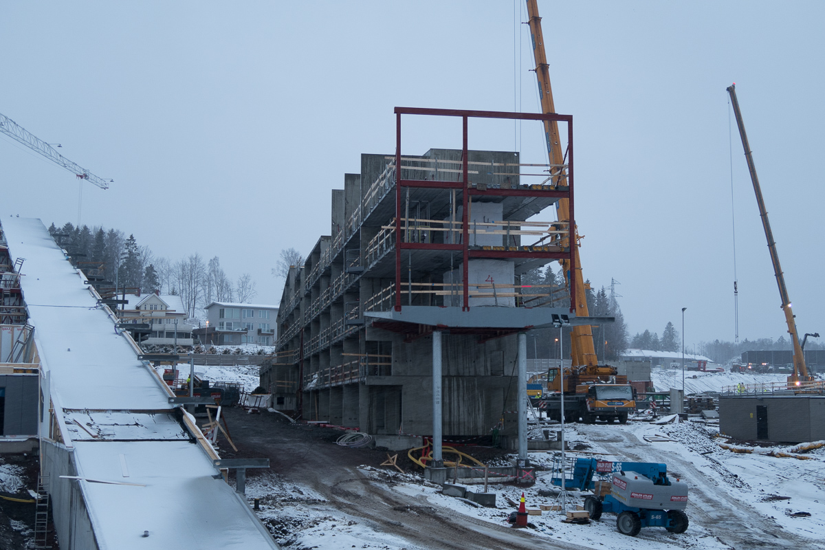 Dette bildet fikk jeg tilsendt fra Brunstad i dag tidlig. Etter helgen er det altså kommet nye etasjer over stålkonstruksjonen. Vi begynner også å se likheten med arkitektskissen.