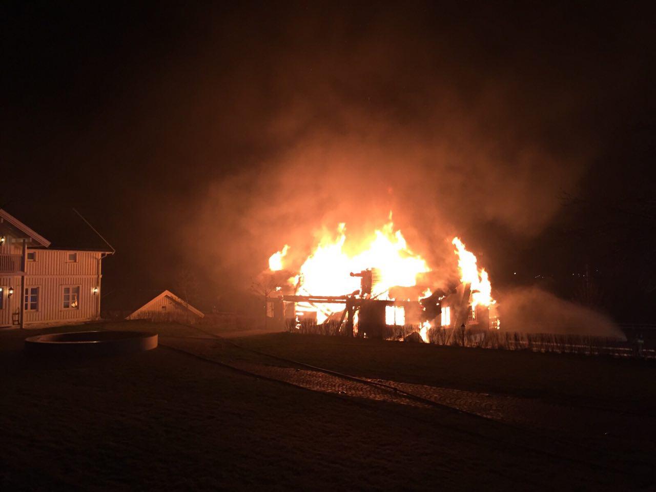 Tømmerhuset på Nordli i full brann