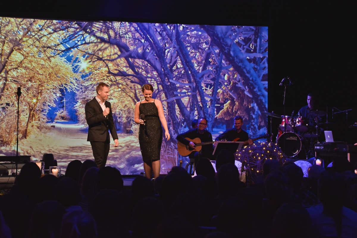 Ruben Holm Andersen og Caroline Johnsen med "Its beginning to look a lot like Christmas"