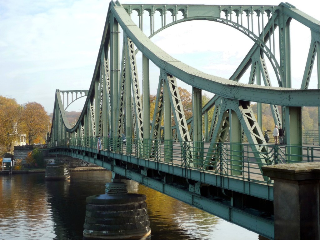 Glienicke-broen, som gav opphav til Spielbergs filmtittel. Her skjedde flere spionutvekslinger under den kalde krigen.