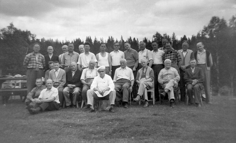Representanter fra ulike lokalmenigheter samlet på gården Torsteinslåtta