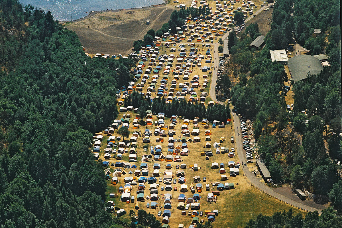 Kapasitetsbehovet økte fort. Campingplassene ble stadig utvidet, det ble bygget nye stevnehaller som etter hvert også ble utvidet.