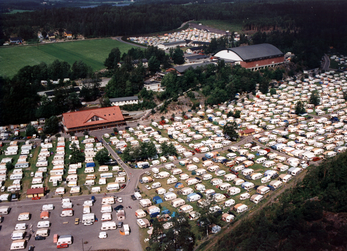 På 90-tallet var teltene erstattet av campingvogner, og kapasiteten var sprengt til bristepunktet.