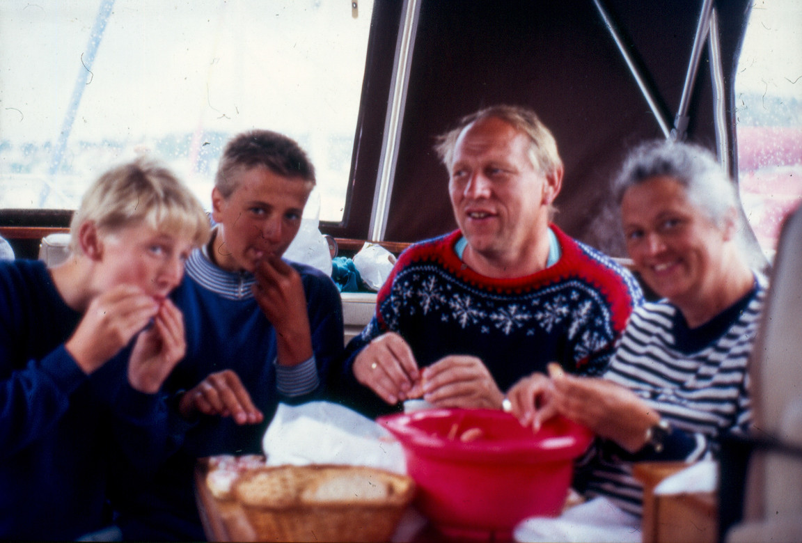 Bjørn og familien på en av sine mange båtturer langs Telemarks- og sørlandskysten.