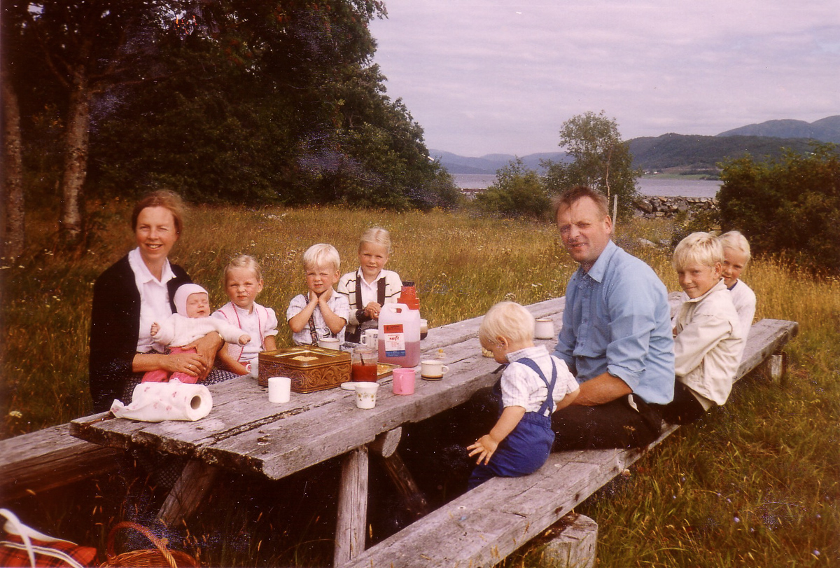 Lyse og gode minner fra barndommen i Molde. Berit er nummer 5 fra venstre, her som syvåring.