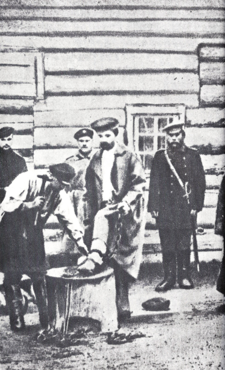 En forbryter får smidd på kjettinger. Enda på Tschechovs tid, han som tok dette bildet i 1891, ble fangene påsmidd fotjern rundt anklene. Det samme skjedde med den forviste Dostojevskij 30 år tidligere.