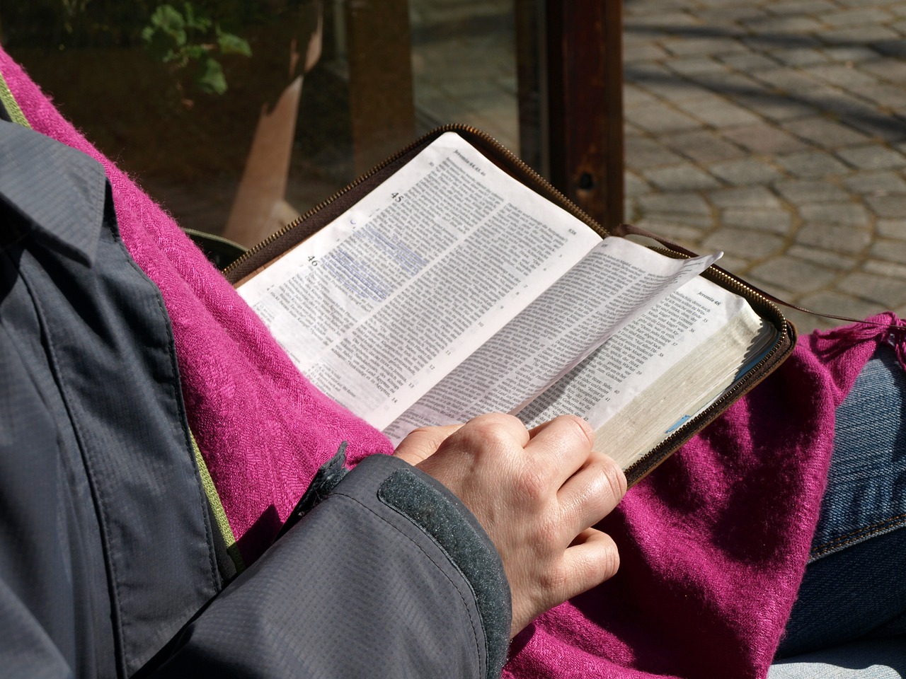 Takket være Bibelselskapet og lignende organisasjoner i andre land kan mennesker over hele verden lese Bibelen på sitt eget språk.