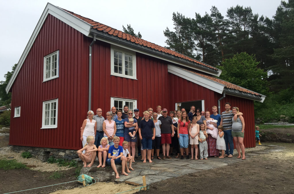 Familiene samlet foran det samme huset som Hans og Endre bygget for nesten 300 år siden.