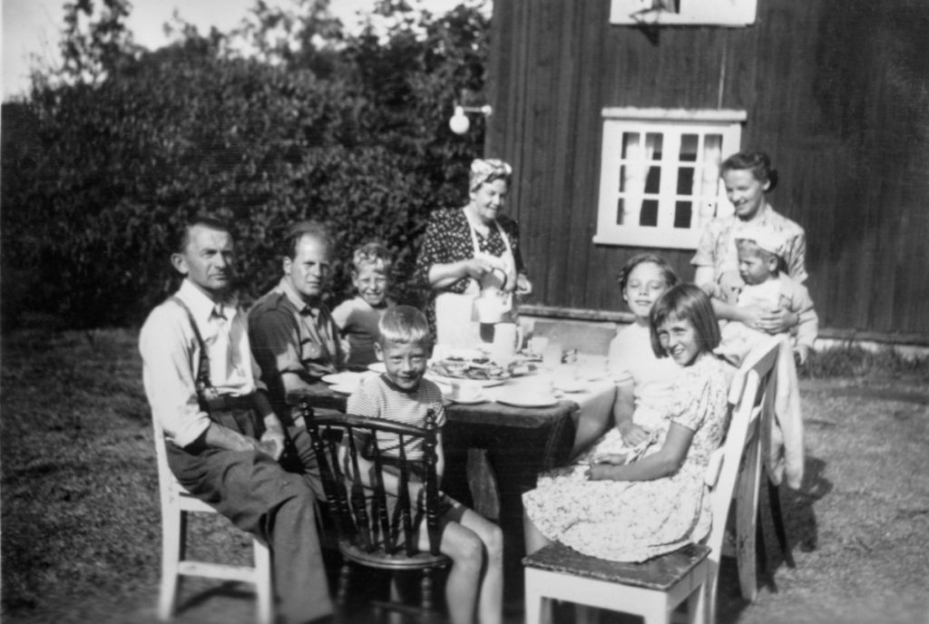 Sommerkaffe på Tronderøya i tidligere tider.