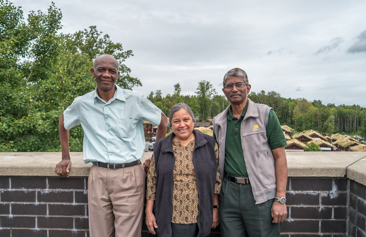 Claude Ku Kamdem fra Kamerun, og Maria og Norbert Xavier fra India er svært glade for at noen er villige til å bruke så mye tid og krefter på tolking.