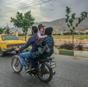 Ikke noe uvanlig syn i Shiraz. Far, mor og barn på en motorsykkel.