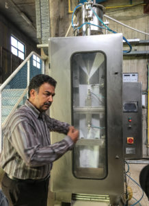 Sjefen på vannverket viser stolt fram "reserveløsningen". Denne maskinen tapper vann i plastposer som kan deles ut hvis forsyningsnettet stanser.