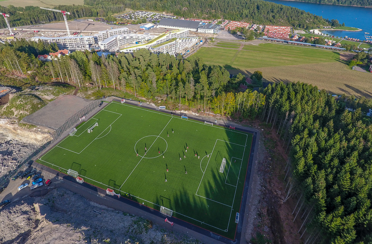 Den nye fotballbanen, med hotellbyggene bakerst i bildet