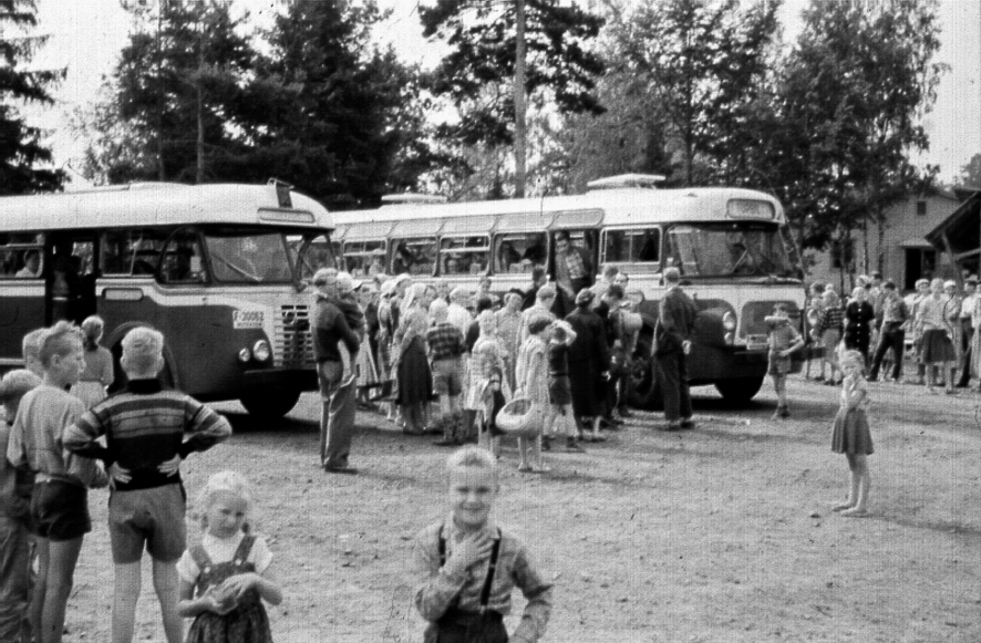 Mange vil kanskje huske ankomstplassen på Brunstad der busser og biler gjorde sitt inntog.