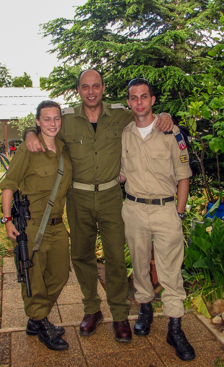 Tzvi med to av sine barn som begge har avtjent militærtjeneste