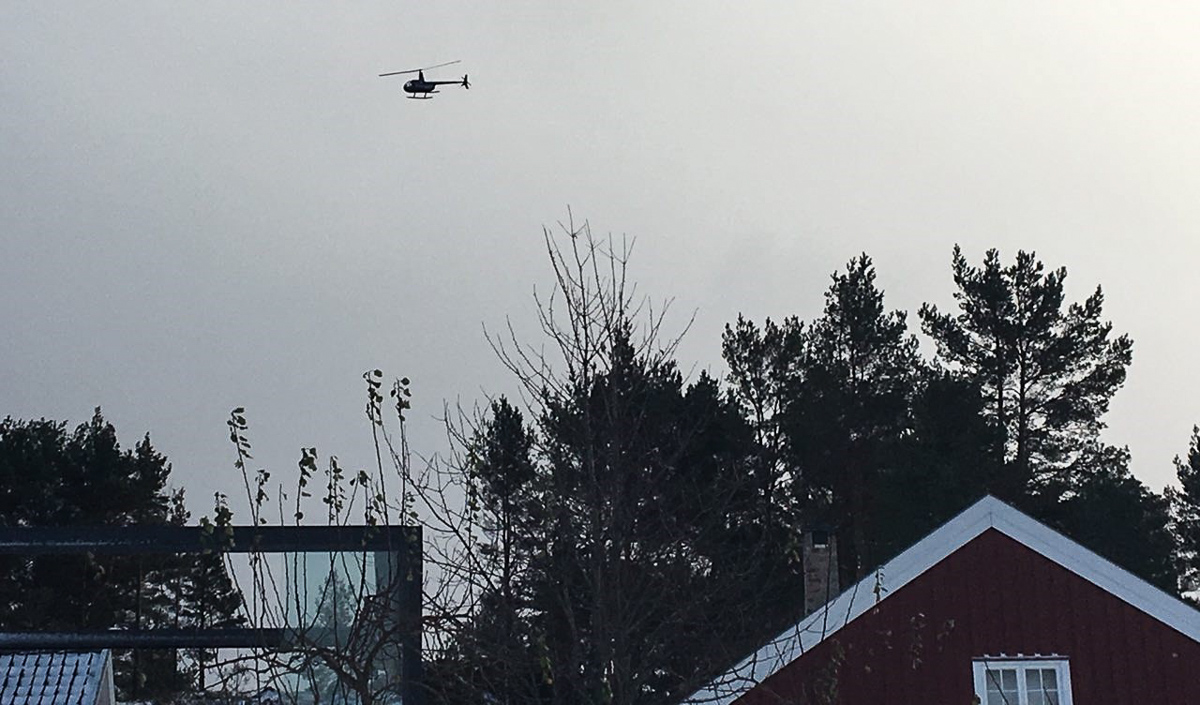 Et helikopter henger over eiendommen på Tronderya og tar bilder tidligere denne uka. Hadde avisen spurt skulle jeg sendt dem langt bedre dronebilder!