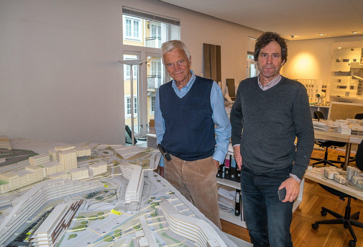 Niels Torp og Torkel Hiorth foran en modell av utbyggingsområdet på Oslofjord.