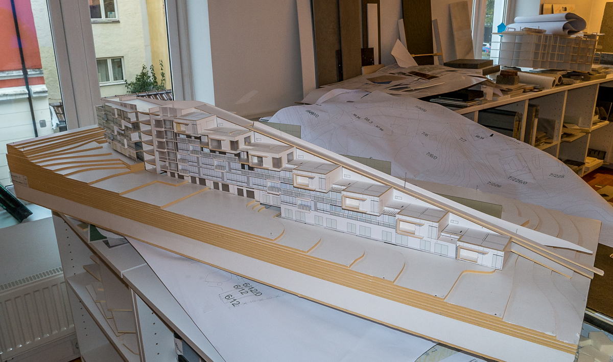 Modell av et av hotellbyggene benyttes til å eksperimentere med ulike fasadeelementer