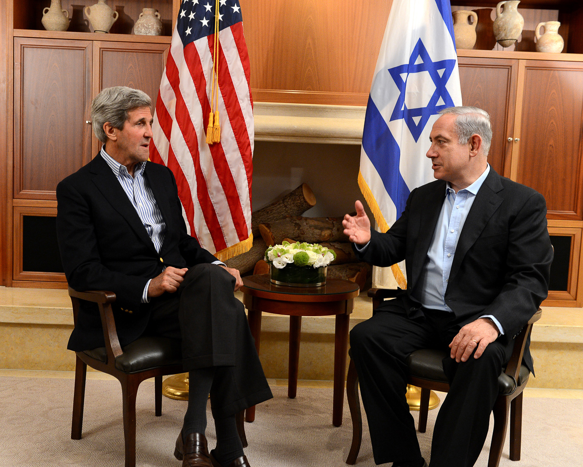 USAs utenriksminister Kerry og Israels statsminister Netanyahu, her fra et møte i 2013. Tonen var nok bedre den gangen enn nå.